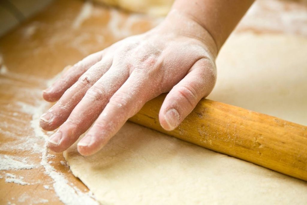 Patatesli börek hamuru yapılışı