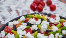 Feta Peyniri Hangi Yemeklerde Kullanılır? Kalorisi, Faydaları ve Zararları